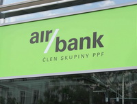 k sníží od 6. června 2013 úrokovou sazbu na svém spořicím účtě a bonusovou sazbu na běžném účtě - Na snímku : pobočka Air Bank