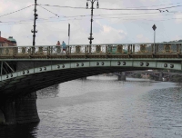 Co dělají banky a pojišťovny pro postižené povodněmi - Na snímku : Most přes Vltavu - Praha