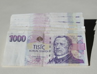 Postihly V&aacute;s povodně? Vyhněte se lichv&aacute;řům. Jak je poznat? Na sn&iacute;mku: Tis&iacute;cikoruny v řadě