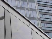 Porovn&aacute;n&iacute; běžn&yacute;ch &uacute;čtů česk&yacute;ch bank. Na&nbsp;sn&iacute;mku modern&iacute; budova.