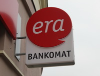 Era mobiln&iacute; bankomat vyr&aacute;ž&iacute; na letn&iacute; akce a festivaly - na sn&iacute;mku: logo era - klasick&yacute; bankomat
