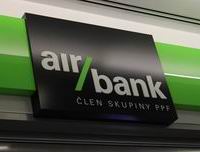 Air Bank od 1. října 2013 sníží úrokovou sazbu u Spořicího účtu na 1,3 % p.a. Na snímku logo Air Bank.