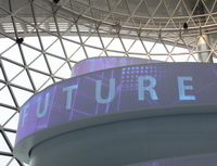 Erste inovačn&iacute; barometr. Na&nbsp;sn&iacute;mku n&aacute;pis Future na&nbsp;futurologick&eacute; kouli.