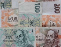 Spoření v Česku nebo na Slovensku - kde se více vyplatí? Na snímku české bankovky.