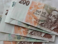 Spořicí účty některých bank od září svým majitelům vydělají méně. Na snímku české bankovky.