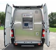 Era mobilní bankomat vyráží na letní akce a festivaly - na snímku: mobilní bankomat je umístěný v zadní části vozu Era mobilní bankomat vyráží na letní akce a festivaly - na snímku: mobilní bankomat je umístěný v zadní části vozu