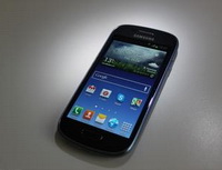 S jakými mobilními telefony můžete platit bezkontaktně u GE Money Bank. Na snímku mobilní telefon Samsung S3 mini.