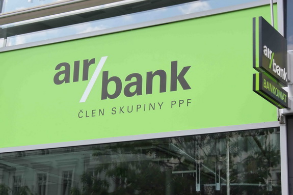 Dalším dvěma větším bankám poklesly zisky. Jedna nová a menší významně snížila ztrátu - na snímku pobočka Air Bank.
