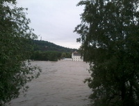 Povodne a zase povodne. Na snímku rozvodněná Vltava v Praze.