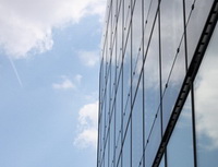 Ve kter&eacute; bance V&aacute;m na&nbsp;pobočce nab&iacute;dnou k&aacute;vu? Na&nbsp;sn&iacute;mku modern&iacute; budova.