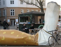 Zákaz kouření v restauracích - součást vyspělé ekonomiky. Na snímku socha zlomené cigarety v Kodani, Dánsko.