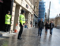 Studujte angličtinu. Jazykové kurzy lze zahrnout do daňově uznatelných nákladů. Na snímku policisté v Newcastle upon Tyne.