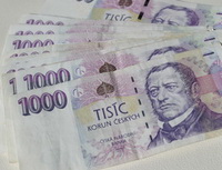J&T Banka nabízí podřízený vklad s úrokem 5,1 %. Na snímku tisícikorunové bankovky.
