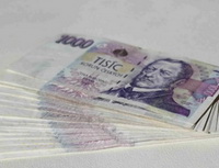 Letošním hitem českých bank je odměna klienta za řádné splácení půjčky. Na snímku jsou tisícikorunové bankovky.