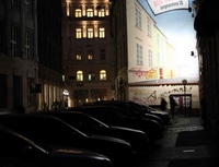 Aktuality z pojišťoven začátkem května. Na snímku noční ulice s automobily.