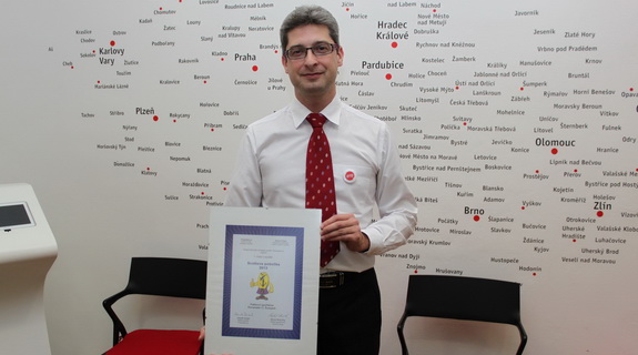 Předání ocenění manažeru Finančního centra Ery Liborovi Václavkovi 12. února 2014 Předání ocenění manažeru Finančního centra Ery Liborovi Václavkovi