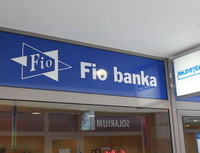 Fio banka zahájila vydávání vlastních debetních platebních karet Visa. Na snímku logo Fio banky.