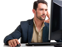 Vyzkoušejte novou internetovou aplikaci Správce financí od Home Creditu. Na snímku muž s počítačem.