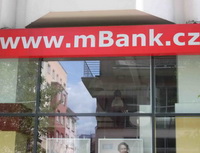 mBank bude opět odměňovat své zákazníky za doporučení běžného účtu mKonto. Na snímku pobočka mBank.