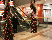 Budou se&nbsp;letos nakupovat v&aacute;nočn&iacute; d&aacute;rky online? Na&nbsp;sn&iacute;mku v&aacute;nočn&iacute; obchodn&iacute; dům.