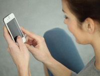 Žena s&nbsp;mobiln&iacute; telefonem. Půjčka od&nbsp;ZUNO.