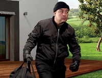 ČSOB přich&aacute;z&iacute; s&nbsp;novinkou. Spou&scaron;t&iacute; kampaň představuj&iacute;c&iacute; Bankopoji&scaron;těn&iacute;. Na&nbsp;sn&iacute;mku zloděj.