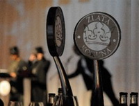 V soutěži Zlatá koruna 2014 byly oceněny nejlepší finanční produkty na českém trhu. Na snímku žezlo Zlatá koruna.