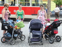 Dětsk&eacute; &uacute;razy patř&iacute; mezi nejčastěj&scaron;&iacute; př&iacute;činy jejich &uacute;mrtnosti a nemocnosti. Na&nbsp;sn&iacute;mku maminky s&nbsp;dětmi.