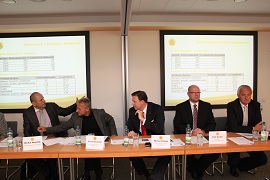 Tisková konference k vyhlášení výsledků 9. ročníku soutěže Zlatá koruna o nejlepší finanční produkty roku se konala 2. června 2011 V Praze v budově Nové scény Národního divala. Na snímku zleva člen rady finanční akademie Michal Mejstřík, ředitel Zlaté koruny Pavel Doležal, člen představenstva OVB Michal Knapp, prezedent Hospodářské komory Petr Kužel a Research & Consulting Director firmy Ipos Tambor Tomáš Macků.