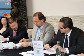 Na snímku produktová manažerka kreditních karet Katarína Turnová, viceprezident Asociace cestovních kanceláří a agentur Tomio Okamura, manažer pro vnější vztahy Branislav Cehlárik a ředitel divize spotřeb.úvěrových produktů George Denisenko