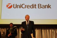 Cenu pro vítěze soutěže Nejlepší banka si převzal generální ředitel UniCredit Bank Jiří Kunert