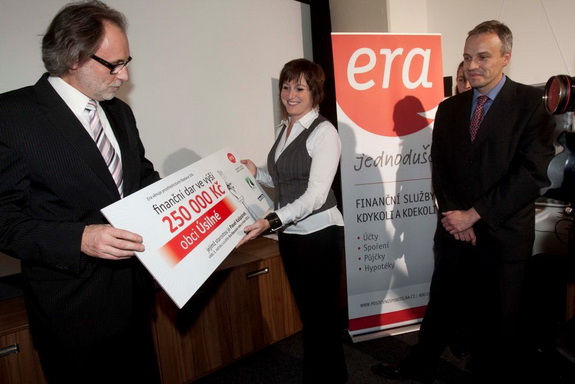 Starosta roku Pavel Kašpárek z obce Úsilné přebírá z rukou mluvčí Poštovní spořitelny Denisy Salátkové šek na 250 000,- korun.