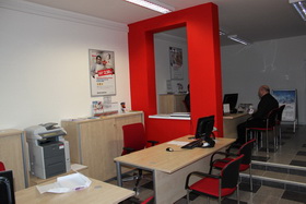 Interiér obchodního místa UniCredit Bank Express v Říčanech u Prahy