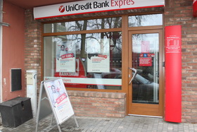 Exteriér obchodního místa UniCredit Bank Express v Říčanech u Prahy