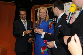 Na snímku zleva Jiří Pos, ředitel letiště, Dagmar Havlová a Miroslav Lukeš, generální ředitel MasterCard Europe pro Českou republiku, při otevření MasterCard Lounge na pražském letišti Ruzyně