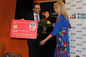 Na snímku zleva Miroslav Lukeš, generální ředitel MasterCard Europe pro Českou republiku, a Dagmar Havlová při otevření MasterCard Lounge na pražském letišti Ruzyně