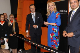 Na snímku zprava Jiří Pos, ředitel letiště, Dagmar Havlová a Miroslav Lukeš, generální ředitel MasterCard Europe pro Českou republiku, při otevření MasterCard Lounge na pražském letišti Ruzyně