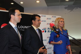 Na snímku zleva Miroslav Lukeš, generální ředitel MasterCard Europe pro Českou republiku, Jiří Pos, ředitel letiště a Dagmar Havlová při otevření MasterCard Lounge na pražském letišti Ruzyně