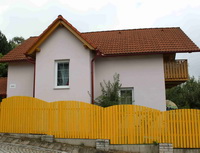 V&yacute;hodn&eacute; hypot&eacute;ky a ceny nemovitost&iacute;? Če&scaron;i by raději v&yacute;hodn&eacute; spořen&iacute; a n&iacute;zkou inflaci. Na sn&iacute;mku: Rodinn&yacute; dům