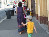 Lep&scaron;&iacute; n&aacute;lada spotřebitelů a m&iacute;rně vy&scaron;&scaron;&iacute; důvěra v ekonomiku. Na sn&iacute;mku: Žena a d&iacute;tě