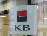 Komerčn&iacute; banka - S Transparentn&iacute;m &uacute;čtem mohou společnosti z neziskov&eacute;ho či veřejn&eacute;ho prostoru odkr&yacute;t pohyby na sv&yacute;ch &uacute;čtech. Na sn&iacute;mku: logo banky v pobočce