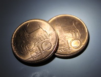 Finparáda.cz - Změny bankovních poplatků v dubnu 2013 - Na snímku: dvě desetikorunové mince