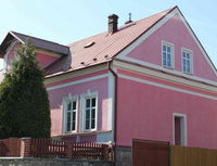 &Uacute;rokov&eacute; sazby hypotečn&iacute;ch &uacute;věrů opět klesly, dos&aacute;hly 2,34 procent. Na&nbsp;sn&iacute;mku venkovsk&yacute; domek.