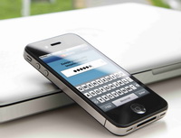 S Mobilním eKontem od Raiffeisenbank můžete nyní i spravovat své investice. Na snímku mobil a počítač.
