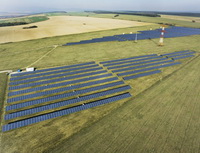 Budou fondy kvalifikovan&yacute;ch investorů př&iacute;stupněj&scaron;&iacute; i&nbsp;&scaron;ir&scaron;&iacute; veřejnosti? Na&nbsp;sn&iacute;mku fotovoltaick&eacute; panely.