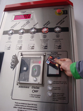 Bezkontaktní placení v automobilové myčce zaznamenává pozitivní ohlas. Na snímku ukázka platby v myčce.