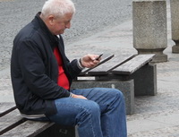 Počet lid&iacute; bez&nbsp;finančn&iacute; rezervy stoup&aacute;. Spořit zač&iacute;naj&iacute; až po&nbsp;pades&aacute;tce. Na&nbsp;sn&iacute;mku důchodce na&nbsp;lavičce.