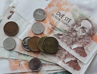 Češi si většinou půjčují opakovaně. Druhá půjčka přichází do dvou let od první. Na snímku dvoustovky a mince.