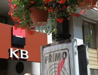 Komerčn&iacute; banka nab&iacute;z&iacute; SEPA inkaso v&nbsp;pln&eacute;m rozsahu. Na&nbsp;sn&iacute;mku logo Komerčn&iacute; banky.