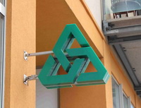 Proti zpronevěře se&nbsp;můžete nyn&iacute; nově pojistit u&nbsp;Kooperativy. Na&nbsp;sn&iacute;mku logo Kooperativy.